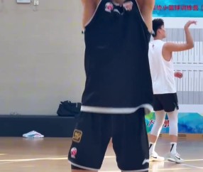 第4外援?浙江男篮晒球队训练视频 有外籍球员身影