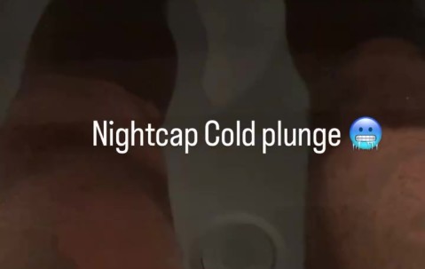 保养身体！詹姆斯晒睡前泡冷水浴：不过灯光有点像在闹鬼