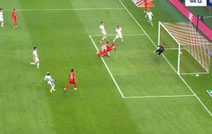 海港2球领先！莱昂纳多&amp;李圣龙门前双人包抄，后者头球俯冲破门