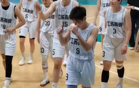 两战净胜135分！两米高塔稳定发挥又冒尖 26岁夺AMVP也难入女篮一队